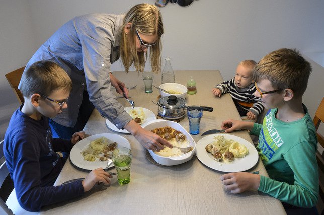 Faire régner l'ordre autour de la table familiale: un défi. © Keystone