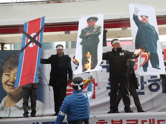 Des activistes sud-coréens n'ont pas hésité à brûler samedi à Séoul l'effigie du leader nord-coréen Kim Jong-un © KEYSTONE/EPA/KIM CHUL-SOO