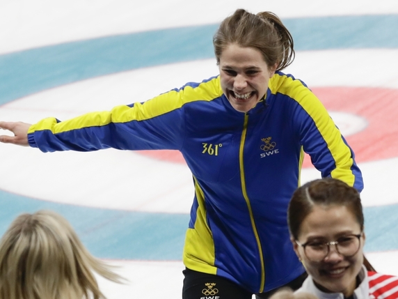 La skip Anna Hasselborg peut se réjouir: la Suède est championne olympique. © KEYSTONE/AP/MORRY GASH