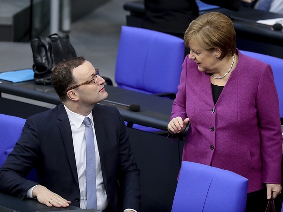La chancelière allemande Angela Merkel (D) a nommé son plus farouche adversaire Jens Spahn (G) au ministère de la Santé (archives). © KEYSTONE/AP dpa/KAY NIETFELD