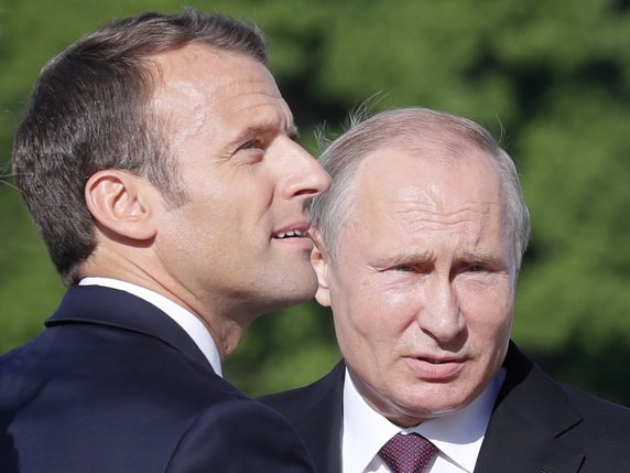 Le président russe Vladimir Poutine et son homologue français Emmanuel Macron se sont employés jeudi à regarder dans la même direction sur plusieurs dossiers. © Keystone/EPA/YURI KOCHETKOV