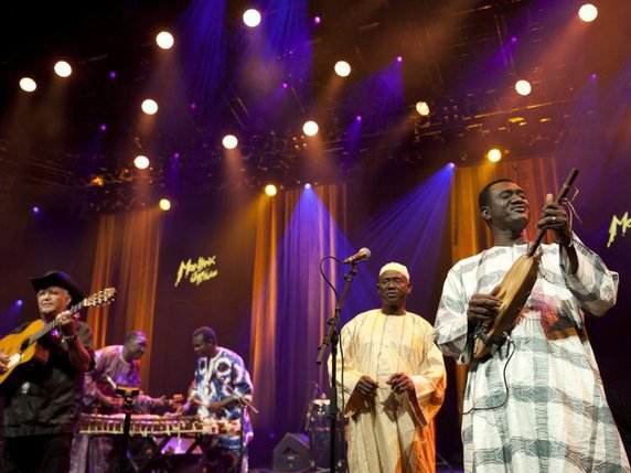 Le chanteur Kassé Mady Diabaté (au centre) en 2012 au Montreux Jazz Festival avec le groupe "Afrocubism" (archives). © Keystone/SANDRO CAMPARDO