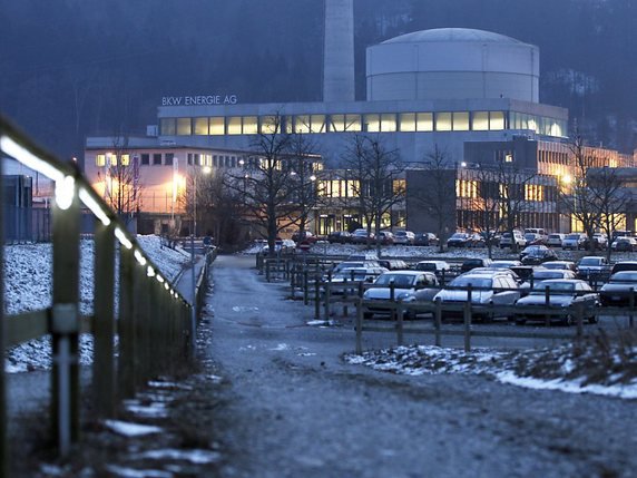 La centrale de Mühleberg est l'une des plus vieilles du monde et doit être arrêtée d'ici fin 2019 (archives). © KEYSTONE/PETER KLAUNZER