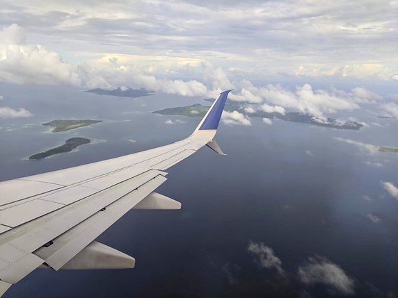 Le Boeing 737 d'Air Niugini a raté la piste d'atterrissage de l'aéroport de Weno, île de Micronésie, pour se retrouver dans le lagon Chuuk (archives). © KEYSTONE/AP/NICOLE EVATT