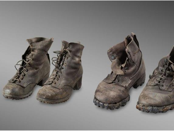 Chaussures en cuir cloutées des époux Dumoulin disparus en 1942 sur le glacier de Tsanfleuron à Savièse. © Musée d'histoire du Valais/Michel Martinez