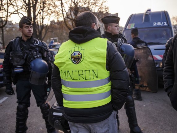 Environ 1500 actions sont attendues sur le territoire- blocage de routes, de supermarchés, de stations essence -, dont seule une centaine auraient été déclarées. Ici un manifestant à Paris tôt samedi matin. © Keystone/EPA/CHRISTOPHE PETIT TESSON