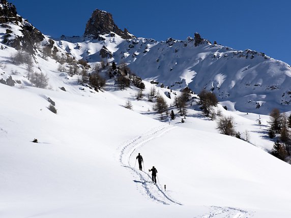De Grange Neuve à Lovégno, dans le val d'Hérens, les randonneurs à skis ou en raquettes découvrent un sentier de prévention des avalanches. © KEYSTONE/SANDRA HILDEBRANDT