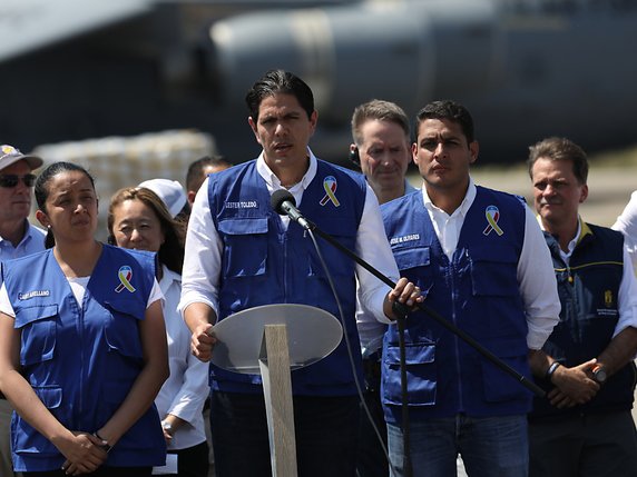 Juan Guaida, autoproclamé président par intérim, a promis que l'aide humanitaire entrerait dans son pays "quoi qu'il arrive" le 23 février, date à laquelle il a appelé samedi à de nouvelles manifestations. © KEYSTONE/AP/FERNANDO VERGARA