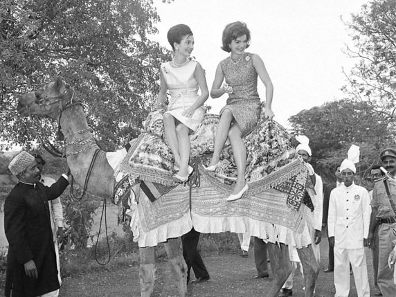 Lee Radziwill et sa soeur aînée Jackie Kennedy (à droite) lors d'un voyage à Karachi au Pakistan en 1962 (archives). © KEYSTONE/AP