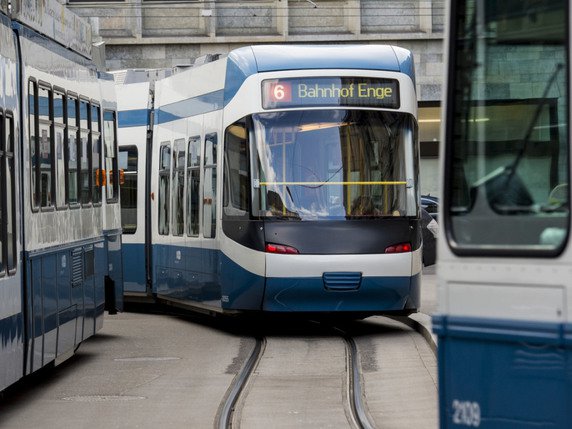 Les transports publics zurichois (VBZ) possèdent 88 trams Cobra. © KEYSTONE/ENNIO LEANZA