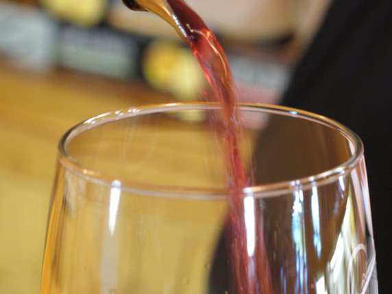 Un vin "bouchonné" est généralement dû à des molécules libérées par le bouchon de liège (archives). © KEYSTONE/AP/Dave Kolpack