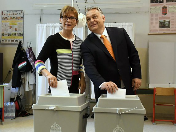 Viktor Orban a voté avec son épouse Aniko Levai à Budapest. © KEYSTONE/AP MTI/SZILARD KOSZTICSAK