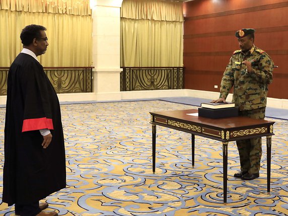 Le chef du nouveau Conseil souverain, le général Abdel Fattah al-Burhane, a prêté serment une main sur le coran et un bâton de maréchal sous le bras. © KEYSTONE/EPA/STRINGER