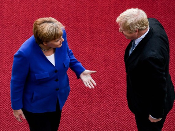 L'Allemagne (Angela Merkel à gauche), traditionnellement proche de la Grande-Bretagne (Boris Johnson à droite) sur les questions économiques au sein de l'UE ces dernières décennies, notamment sur les questions de commerce et de libre-échange, redoute particulièrement les effets d'un Brexit "dur". © Keystone/EPA/FILIP SINGER