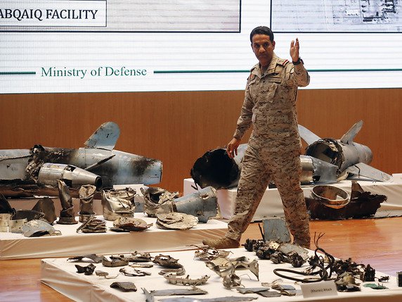 Le porte-parole du ministère saoudien de la Défense a présenté à la presse des débris de "drones" et de "missiles de croisière". © KEYSTONE/AP/AMR NABIL