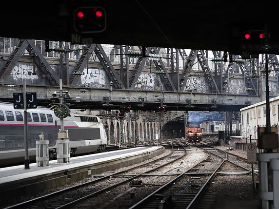 De nombreux trains ont à nouveau été supprimés vendredi en France. © KEYSTONE/AP/BC