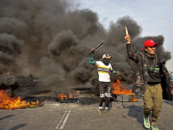 Les manifestations contre le gouvernement ont regagné en intensité dans le sud de l'Irak et la capitale Bagdad. Les protestataires, indignés par la lenteur des réformes, ont bloqué les rues avec des pneus en flammes. © KEYSTONE/AP/KM