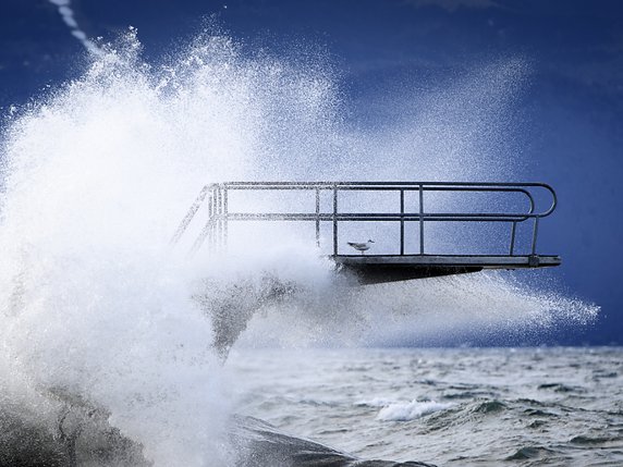 Sur les rives du Lac Léman, les vagues ont engouffré un plongeoir. © KEYSTONE/LAURENT GILLIERON