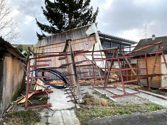 A Neuheim, le toit d'un entrepôt a été arraché sous les coups de butoir de Ciara. © KEYSTONE/ZUGER POLIZEI