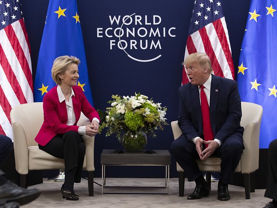 A Davos, le président américain Donald Trump et la présidente de la Commission européenne, Ursula von der Leyen, avaient annoncé leur volonté de relancer le chantier commercial transatlantique. Mais pour l'heure, les négociations n'ont pas abouti et les relations restent tendues (archives). © KEYSTONE/AP/Evan Vucci