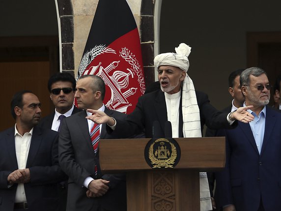 Le président afghan Ashraf Ghani a dénoncé "des liens fondamentaux et invisibles entre les talibans et Daesh". © KEYSTONE/AP/Rahmat Gul