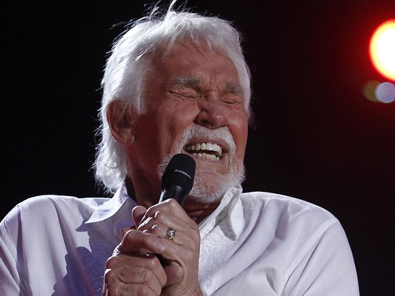 Le chanteur de country a tiré son ultime révérence à l'âge de 81 ans. © KEYSTONE/AP/Wade Payne
