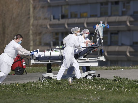 Des patients en provenance de Mulhouse et Nancy sont évacués par TGV dans des hôpitaux en Aquitaine, une région moins touchée en France par la vague épidémique. © KEYSTONE/AP/Jean-Francois Badias
