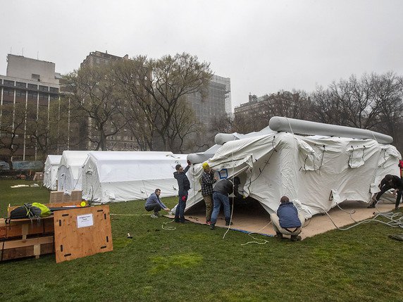 L'hôpital de campagne installé dans Central Park à New York pourra accueillir 68 personnes. © KEYSTONE/AP/Mary Altaffer