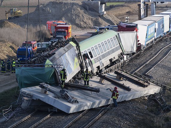 Le convoi a percuté un élément effondré d'un pont destiné à être démoli ce week-end. Le conducteur a été tué. Trois des dix routiers installés dans le wagon voyageurs ont été blessés. © KEYSTONE/AP/Patrick Seeger
