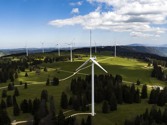 Le Conseil fédéral veut mieux intégrer les énergies renouvelables dans le marché de l'électricité. Ici les éoliennes au Mont-Croset, près de Saint-Imier (BE). © KEYSTONE/VALENTIN FLAURAUD