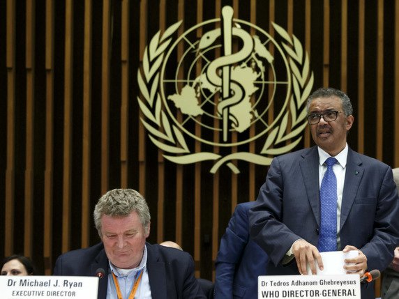 L'Union africaine soutient soutenait "pleinement" le directeur général Ede l'OMS, l'Éthiopien Tedros Adhanom Ghebreyesus (à droite), et réclame plus de coopération internationale contre le coronavirus (archives). © KEYSTONE/SALVATORE DI NOLFI