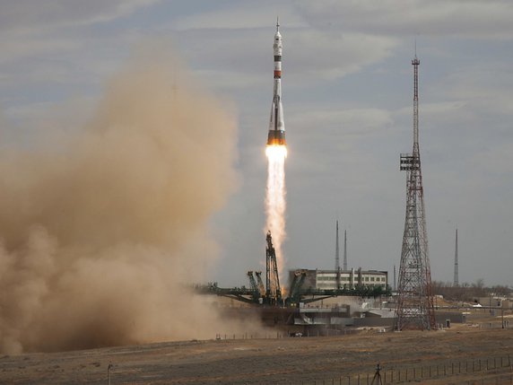 Le lancement de jeudi était le premier d'une fusée Soyouz-2.1a, Roskosmos ayant arrêté l'année dernière l'exploitation des anciennes Soyouz-FG. Ce nouveau modèle, utilisé pour des lancements sans équipage depuis 2004, repose sur des commandes digitales et non analogiques. © KEYSTONE/AP