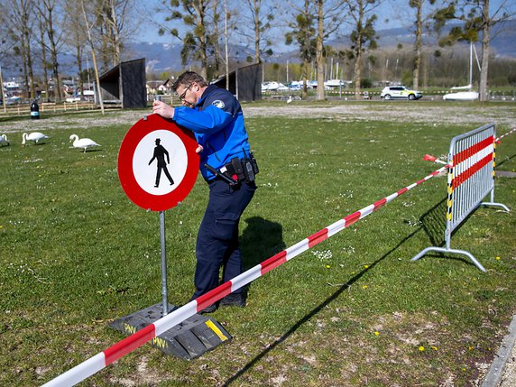 La police a fermé certaines zones au public, comme ici à Yverdon-les-Bains. © KEYSTONE/JEAN-CHRISTOPHE BOTT