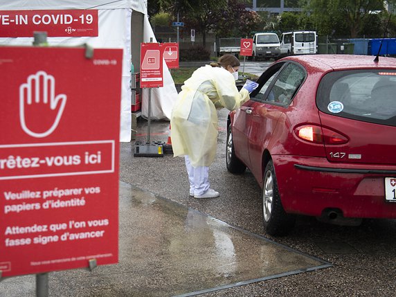 Un drive-in a ouvert jeudi à l'hôpital d'Yverdon (VD) pour tester les personnes au Covid-19. © KEYSTONE/LAURENT GILLIERON