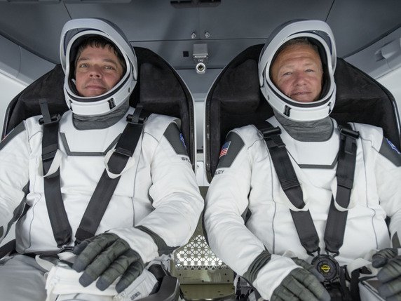 Robert Behnken et Douglas Hurley décolleront le 27 mai à bord d'une capsule Crew Dragon, en direction de la Station spatiale internationale (ISS) où ils s'amarreront le lendemain (archives). © KEYSTONE/AP