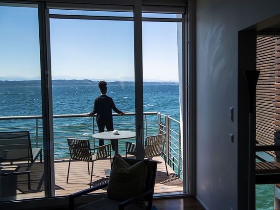Le carnet de réservation de l'Hôtel Palaffite à Neuchâtel est déjà bien rempli pour l'été, avec un taux de réservation dépassant les 90%. © Keystone/JEAN-CHRISTOPHE BOTT