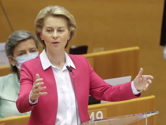 "La coopération et la solidarité mondiales par le biais d'efforts multilatéraux sont les seuls moyens efficaces et viables de gagner cette bataille à laquelle le monde est confronté", ont déclarév Ursula von der Leyen et Josep Borrell. © KEYSTONE/EPA/OLIVIER HOSLET