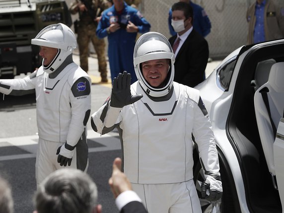 Les astronautes Douglas Hurley, à gauche, et Robert Behnken rejoignent la fusée. © KEYSTONE/AP/John Raoux
