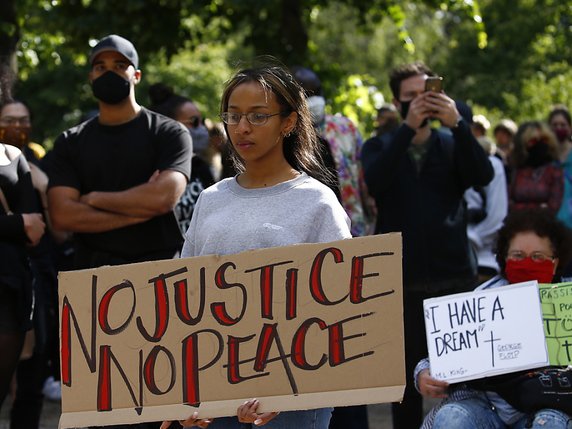 Rassemblement pour protester contre la mort de George Floyd devant l'ambassade américaine à Berlin. © KEYSTONE/EPA/MICHELE TANTUSSI