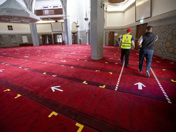 Les contraintes pour les musulmans sont strictes pour les prières dans la Grande mosquée de Genève où elles pilotées par l'institution en charge du site. © KEYSTONE/SALVATORE DI NOLFI