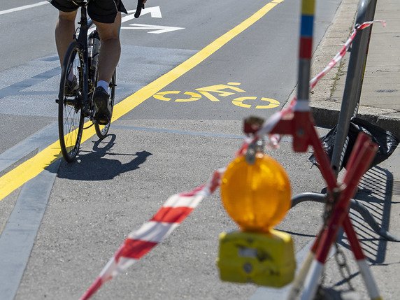Vaud va créer des bandes cyclables provisoires sur 100 km sur les routes cantonales pendant l'été (photo prétexte). © KEYSTONE/MARTIAL TREZZINI