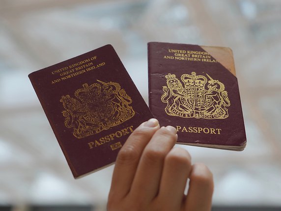 Quelque 350'000 personnes à Hong Kong détiennent actuellement le "passeport britannique d'outre-mer" (archives). © KEYSTONE/AP/Vincent Yu