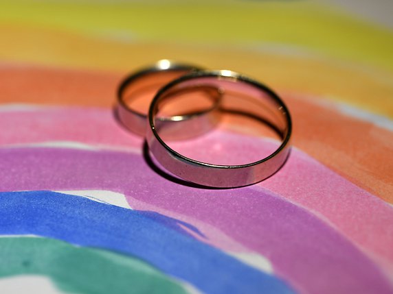 Les couples homosexuels devraient également pouvoir se marier (archives). © KEYSTONE/DPA-Zentralbild/RALF HIRSCHBERGER