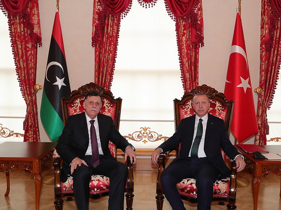 Le chef du GNA Fayyez al-Sarraj (à gauche) se trouve à Ankara, où il a rencontré le président Recep Tayyip Erdogan. © KEYSTONE/EPA/TURKISH PRESIDENT PRESS OFFICE HANDOUT