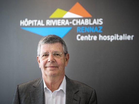 Pierre-François Leyvraz, le nouveau directeur général par intérim de l'Hôpital Riviera-Chablais  (HRC), jeudi à Rennaz (VD). © Keystone/JEAN-CHRISTOPHE BOTT