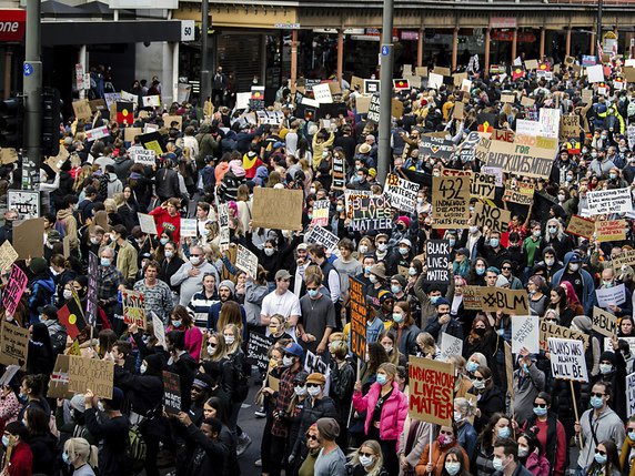 Les manifestants australiens sont descendus dans la rue pour protester contre les violences racistes. © KEYSTONE/AP/Morgan Sette