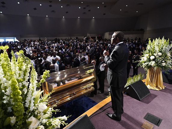 Le pasteur Remus Wright s'adresse à la foule lors des obsèques de George Floyd. © KEYSTONE/AP/David J. Phillip