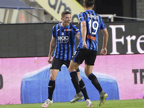 Gosens (de face) a inscrit l'un des deux buts de l'Atalanta © KEYSTONE/AP/Giuseppe Zanardelli