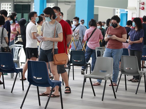 Les Singapouriens devaient voter jusqu'à 20h00 locales (14h00 en Suisse) dans un créneau horaire strict de deux heures qui leur a été alloué pour respecter la distanciation physique. © KEYSTONE/EPA/HOW HWEE YOUNG