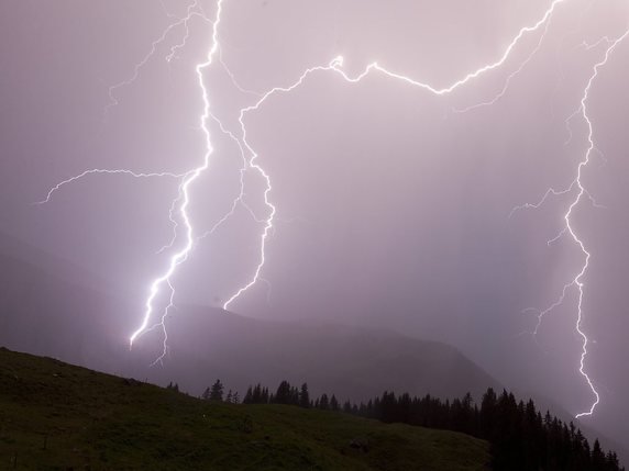 Des violents orages ont éclaté vendredi soir et dans la nuit au pied des Alpes en Suisse centrale. Les averses ont été abondantes, particulièrement dans le canton de Schwyz (archives). © KEYSTONE/ARNO BALZARINI